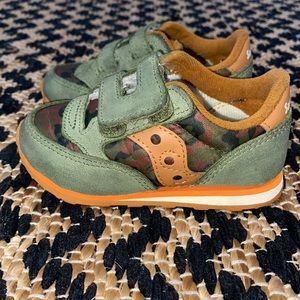camo saucony
